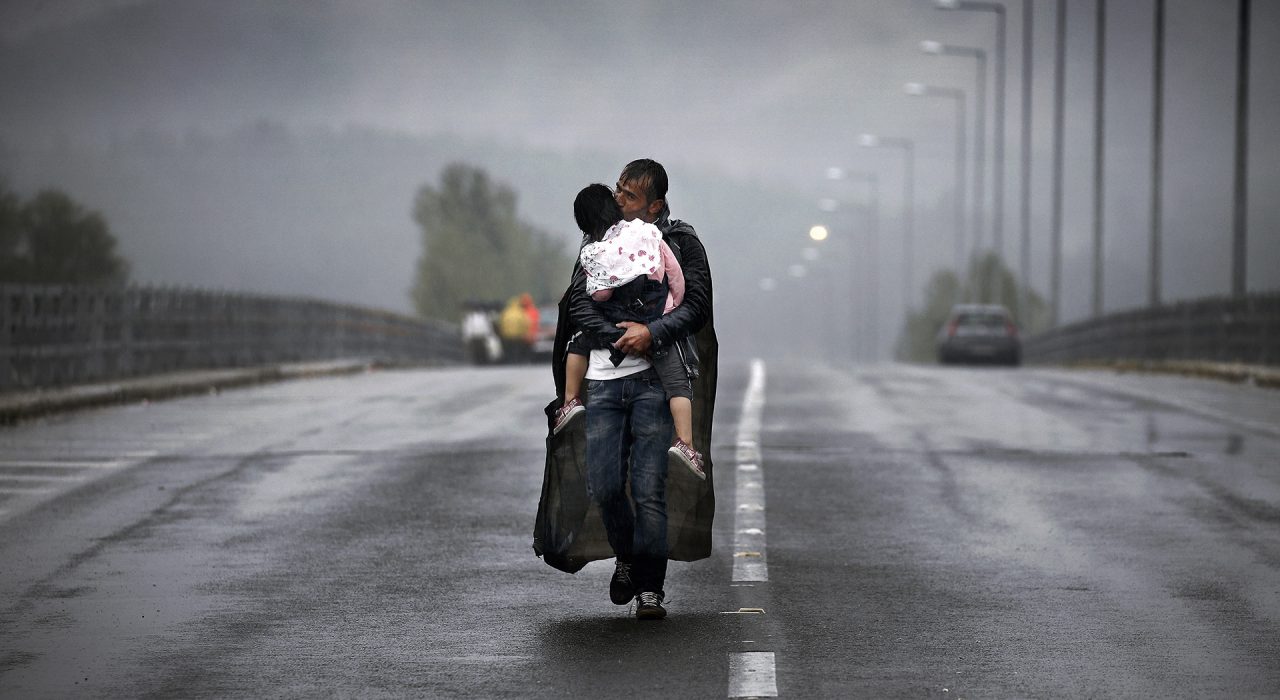 Ειδομένη, Ελλάδα 2015 ©Yannis Behrakis/Reuters
Ένας Σύρος πρόσφυγας φυλάει την κόρη του καθώς περπατάει μέσα στην καταιγίδα προς τα σύνορα της Ελλάδας με τη Βόρεια Μακεδονία, κοντά στο χωριό Ειδομένη, 10 Σεπτεμβρίου 2015.