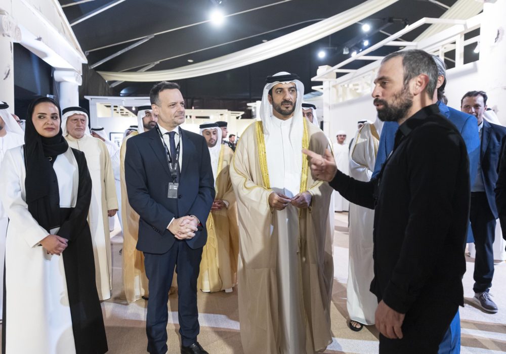Ο Σεΐχης Sultan bin Ahmed Al Qasimi και ο Δήμαρχος Αθηναίων Χάρης Δούκας ξεναγούνται στην έκθεση «Μίτος» του Μιχάλη Παππά από την ομάδα του Athens Photo World: Χριστίνα Καλλιγιάννη, Γιάννη Κολεσίδη (δεξιά) και Θανάση Σταυράκη.