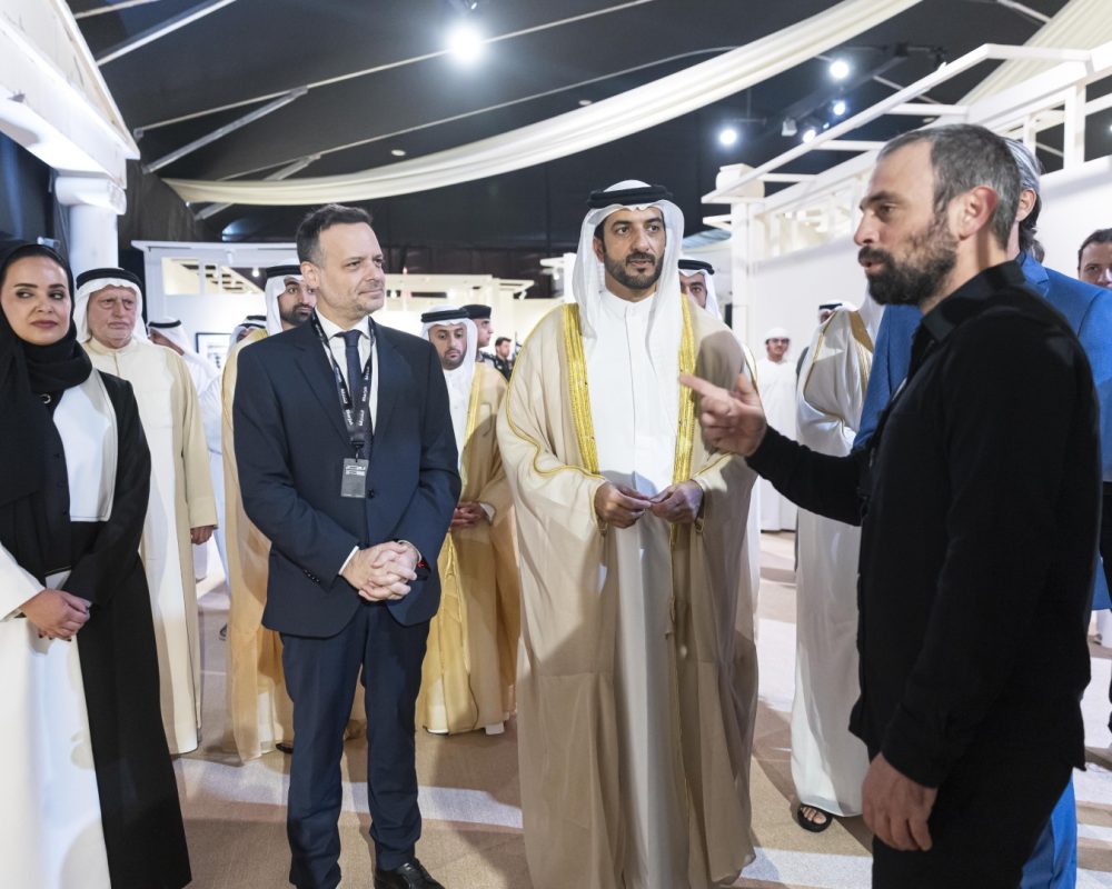 Ο Σεΐχης Sultan bin Ahmed Al Qasimi και ο Δήμαρχος Αθηναίων Χάρης Δούκας ξεναγούνται στην έκθεση «Διάβα» του Δημήτρη Τοσίδη από τον ίδιο τον φωτογράφο.