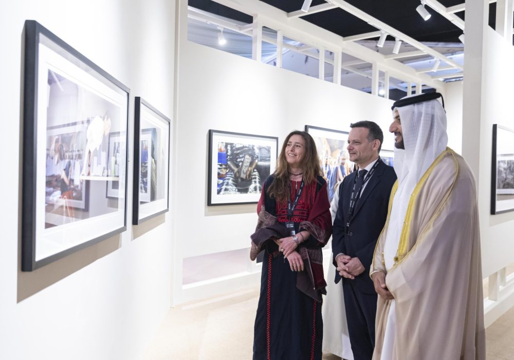 Ο Σεΐχης Sultan bin Ahmed Al Qasimi και ο Δήμαρχος Αθηναίων Χάρης Δούκας ξεναγούνται στην έκθεση «Μίτος» του Μιχάλη Παππά από την ομάδα του Athens Photo World: Χριστίνα Καλλιγιάννη, Γιάννη Κολεσίδη (δεξιά) και Θανάση Σταυράκη.