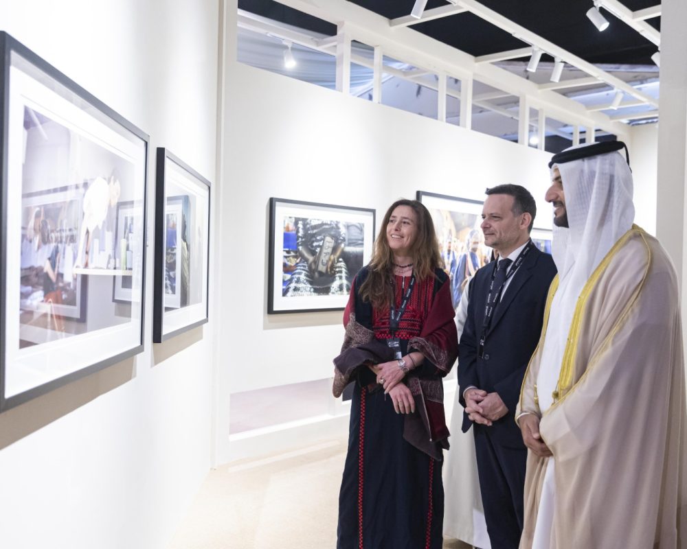 Ο Σεΐχης Sultan bin Ahmed Al Qasimi και ο Δήμαρχος Αθηναίων Χάρης Δούκας ξεναγούνται στην έκθεση «Μικρές Πατρίδες της διαφορετικότητάς μας» της Μάρως Κουρή από την φωτογράφο
