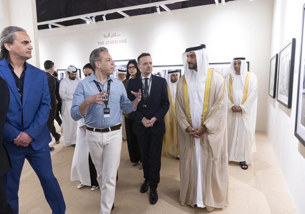 Ο Σεΐχης Sultan bin Ahmed Al Qasimi και ο Δήμαρχος Αθηναίων Χάρης Δούκας ξεναγούνται στην έκθεση «Μίτος» του Μιχάλη Παππά από την ομάδα του Athens Photo World: Χριστίνα Καλλιγιάννη, Γιάννη Κολεσίδη (δεξιά) και Θανάση Σταυράκη.