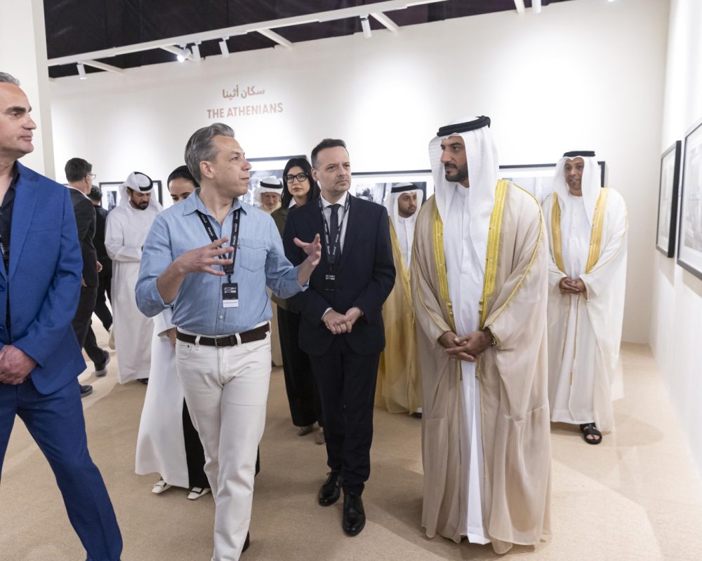 Ο Σεΐχης Sultan bin Ahmed Al Qasimi και ο Δήμαρχος Αθηναίων Χάρης Δούκας ξεναγούνται στην έκθεση «Οι Αθηναίοι» του Σωκράτη Μπαλταγιάννη από τον φωτογράφο