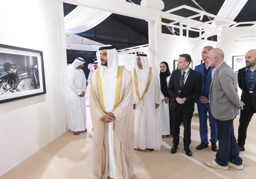 Ο Σεΐχης Sultan bin Ahmed Al Qasimi και ο Δήμαρχος Αθηναίων Χάρης Δούκας ξεναγούνται στην έκθεση «Μίτος» του Μιχάλη Παππά από την ομάδα του Athens Photo World: Χριστίνα Καλλιγιάννη, Γιάννη Κολεσίδη (δεξιά) και Θανάση Σταυράκη.