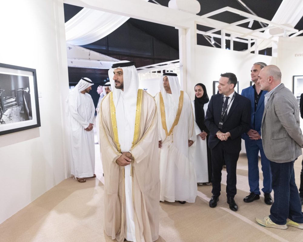 Ο Σεΐχης Sultan bin Ahmed Al Qasimi και ο Δήμαρχος Αθηναίων Χάρης Δούκας ξεναγούνται στην έκθεση «Έβρος, Η ζωή στις όχθες» του Αντώνη Πασβάντη από τον φωτογράφο