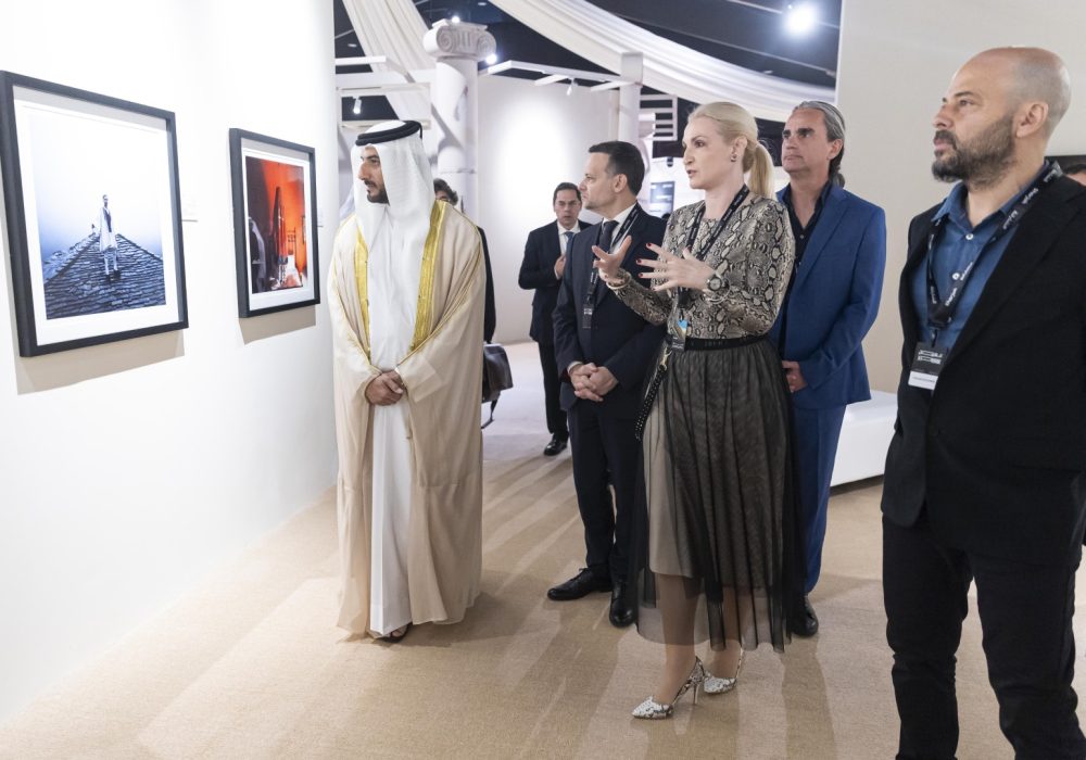 Ο Σεΐχης Sultan bin Ahmed Al Qasimi και ο Δήμαρχος Αθηναίων Χάρης Δούκας ξεναγούνται στην έκθεση «Μίτος» του Μιχάλη Παππά από την ομάδα του Athens Photo World: Χριστίνα Καλλιγιάννη, Γιάννη Κολεσίδη (δεξιά) και Θανάση Σταυράκη.