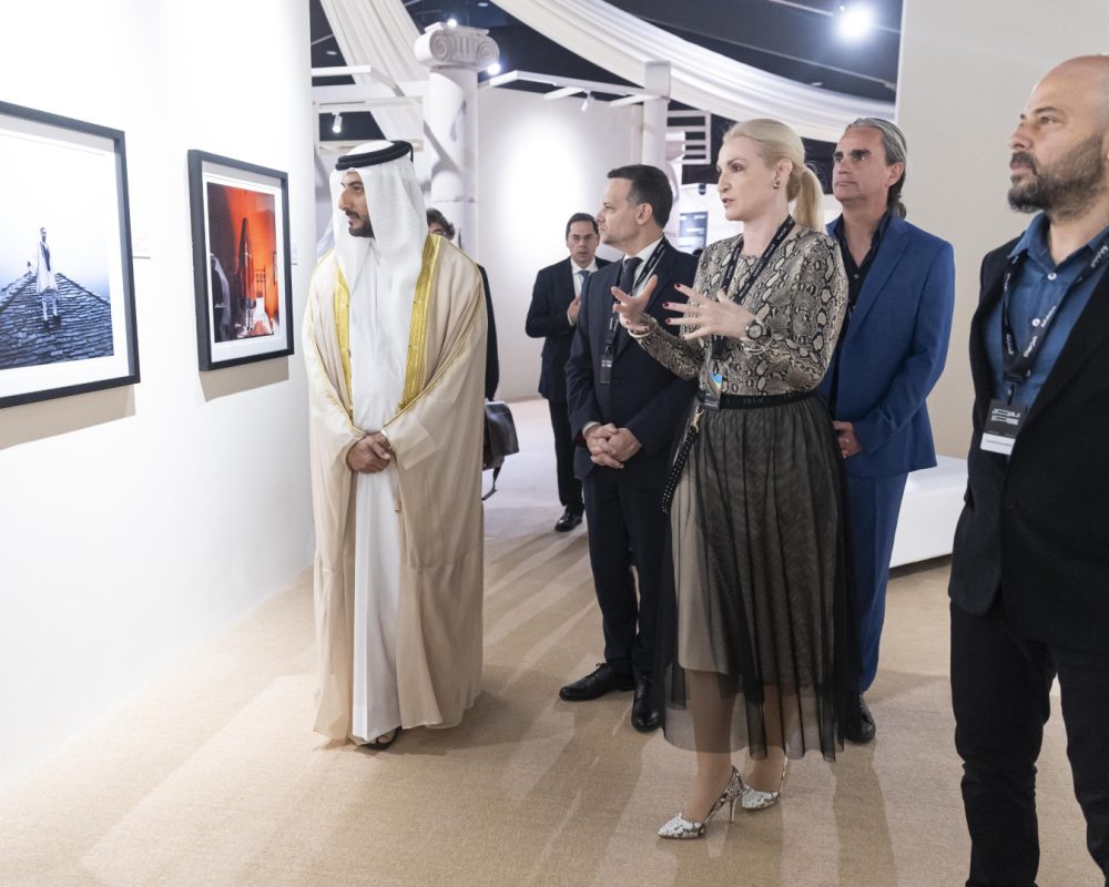 Ο Σεΐχης Sultan bin Ahmed Al Qasimi και ο Δήμαρχος Αθηναίων Χάρης Δούκας ξεναγούνται στην έκθεση «Μίτος, το νήμα της Ελλάδας» του Μιχάλη Παππά από την ομάδα του Athens Photo World, Χριστίνα Καλλιγιάννη, Γιάννη Κολεσίδη (δεξιά) και Θανάση Σταυράκη